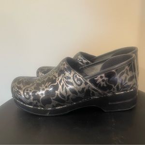 DANSKO Clogs Black Floral Womens Size 42 Nursing Slip On Shoe Professional